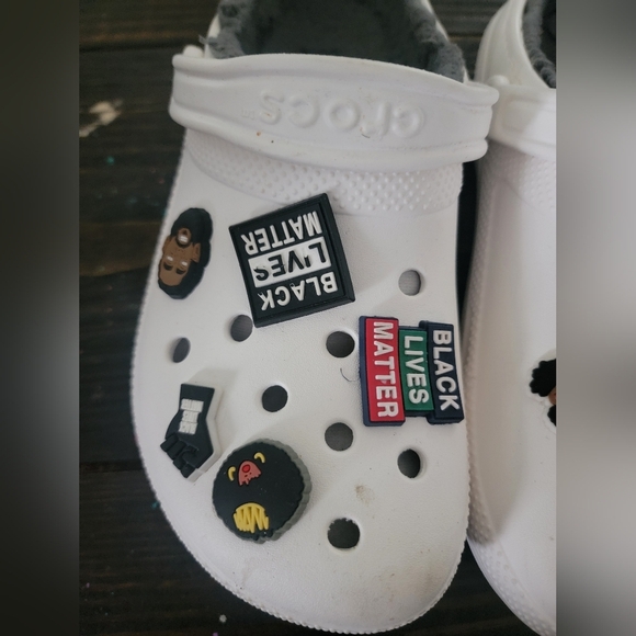 CROCS Men's White Slip-On Sandals with Charms - Picture 3 of 6